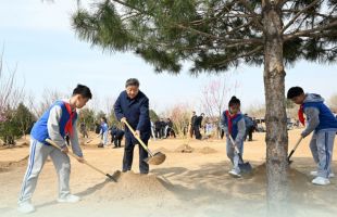 习近平参加首都义务植树活动