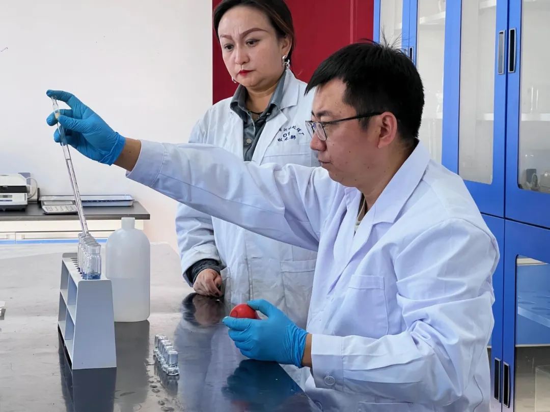 技术人员对所采水样进行污染物检测